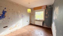 Zimmer EG Resthof + 1 ha Land zu verkaufen