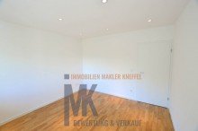 Schlafzimmer nach Totalsanierung- moderne helle Wohnung mit Balkon zu verkaufen