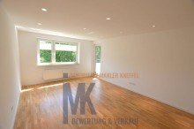 Wohnzimmer nach Totalsanierung- moderne helle Wohnung mit Balkon zu verkaufen
