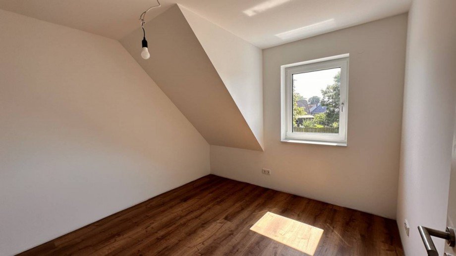 Zimmer OG Doppelhaush�lfte Schwarme