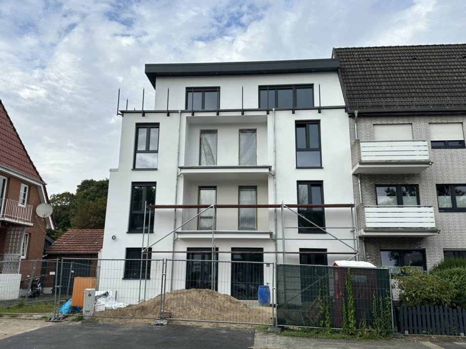 Front 1.09.23 Mehrfamilienhaus Bremen / Vegesack