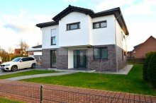 Bild... Junges modernes Stadthaus zu verkaufen
