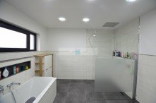 Bild... Junges modernes Stadthaus zu verkaufen