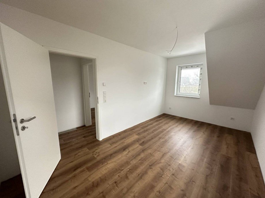 Zimmer OG Doppelhaush�lfte Schwarme