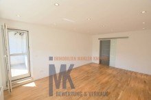 Wohnzimmer nach Totalsanierung- moderne helle Wohnung mit Balkon zu verkaufen