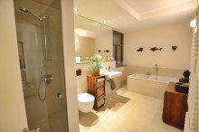 Masterbad luxuri�se EG Wohnung der Extraklasse mit Garten + Terrasse