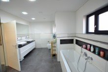 Bild... Junges modernes Stadthaus zu verkaufen