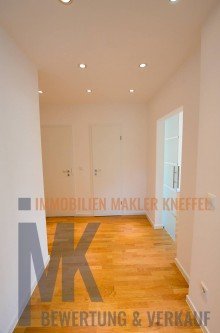 Flur nach Totalsanierung- moderne helle Wohnung mit Balkon zu verkaufen